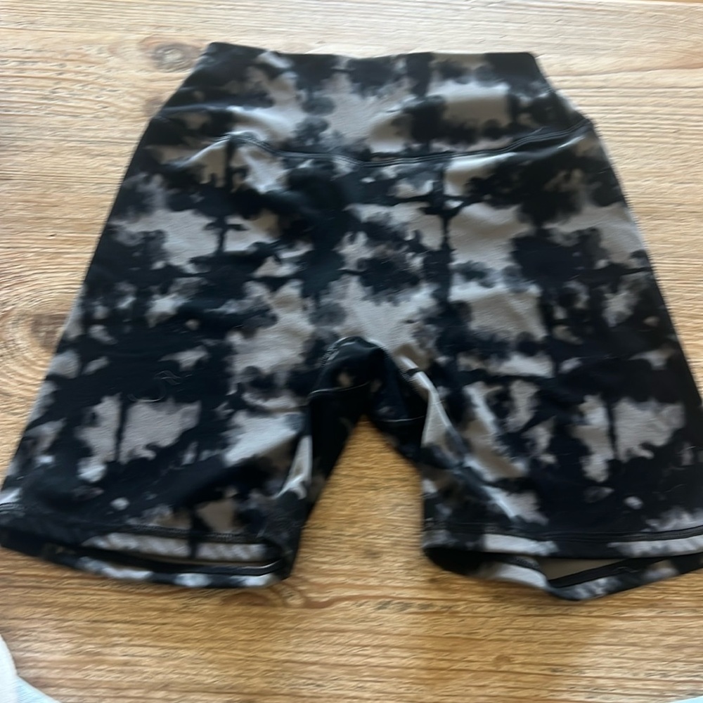 Kamo Fitness Shorts
Super Stretchy and Soft Material
Black and Gray Camo/tie dye